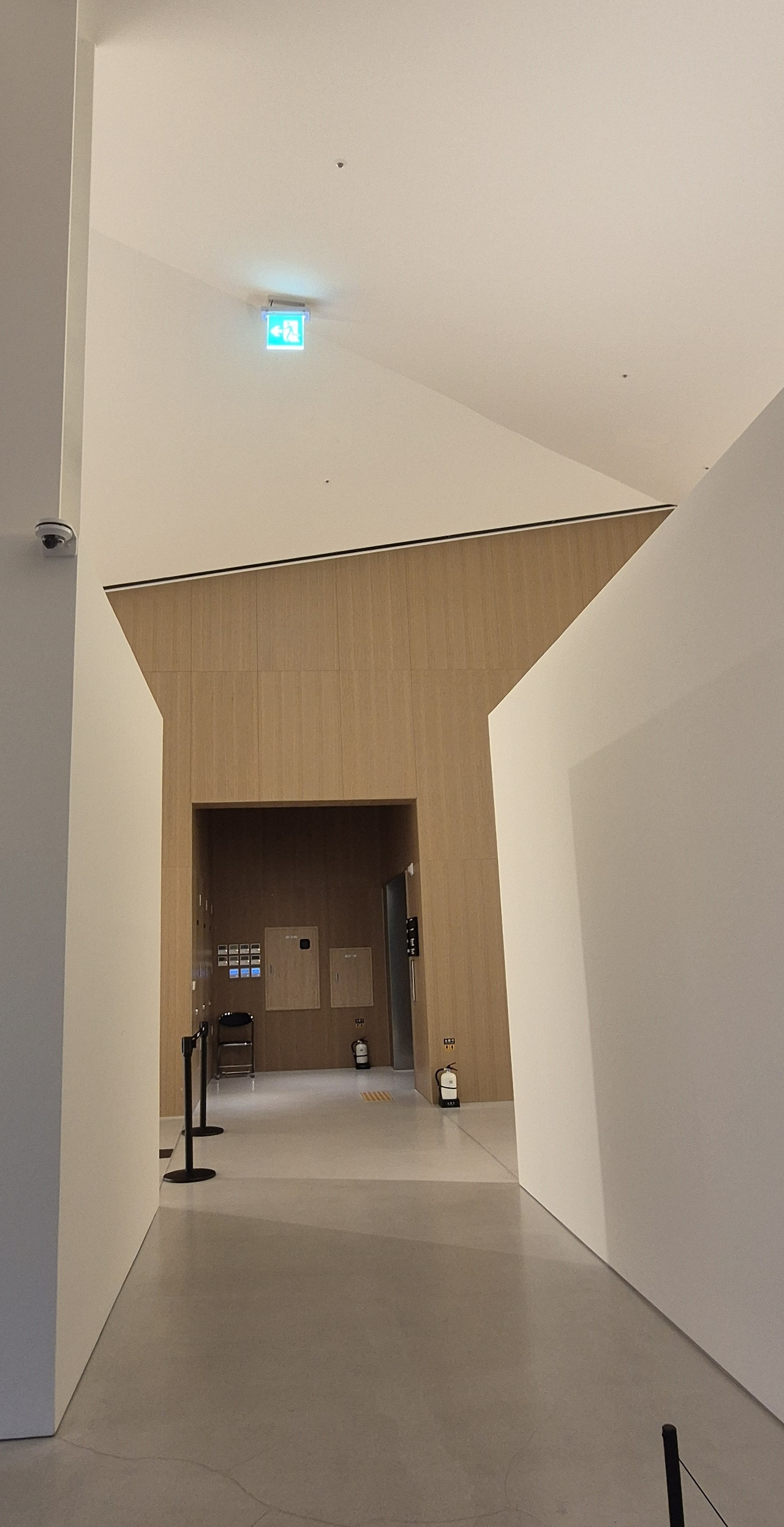 오아르미술관_사선의 공간.jpg