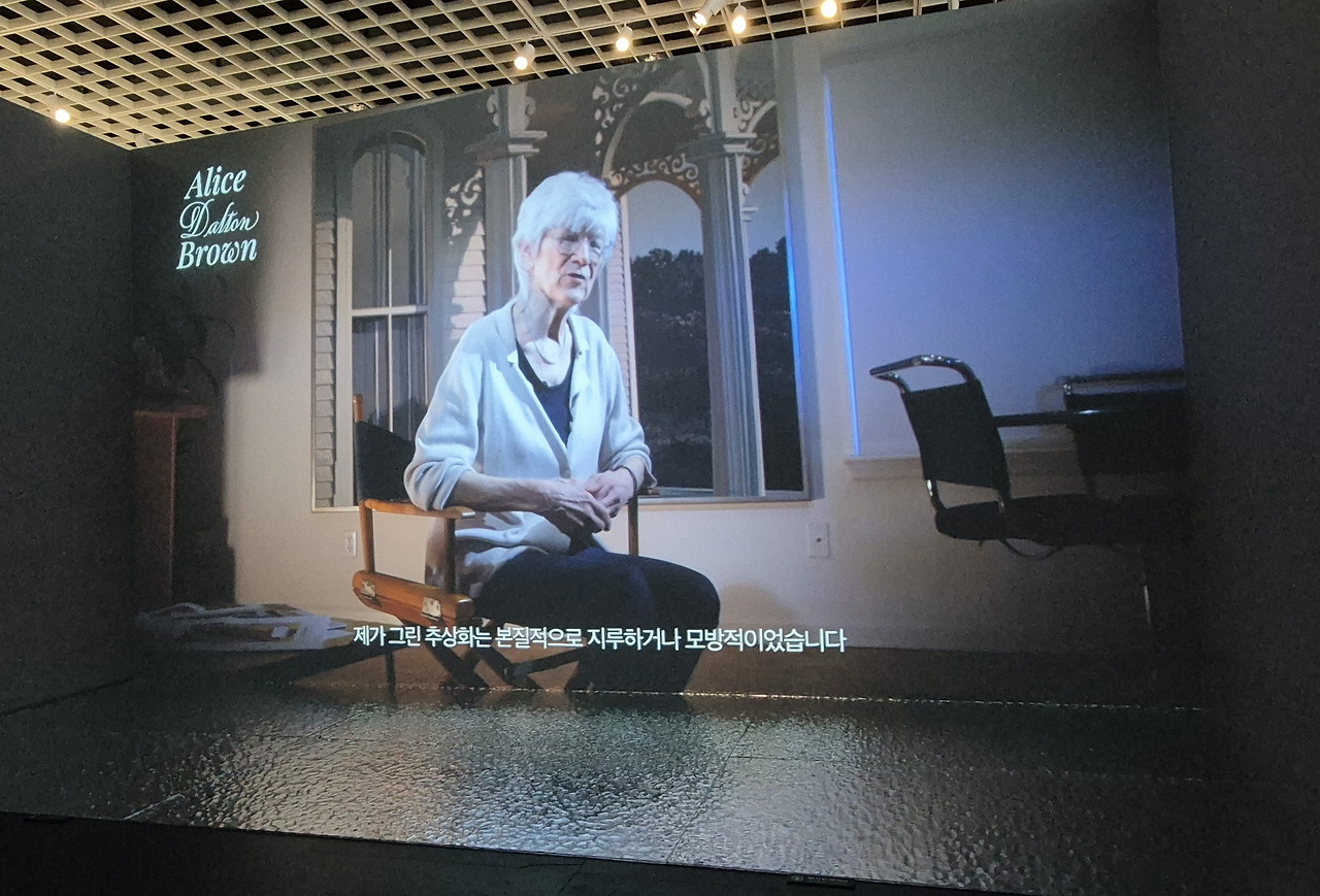 앨리스달튼브라운회고전_영상실.jpg