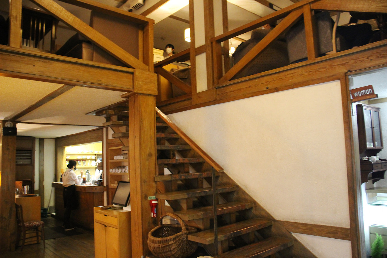 명동을 지키는 앤티크한 에너지, 카페 코인 上