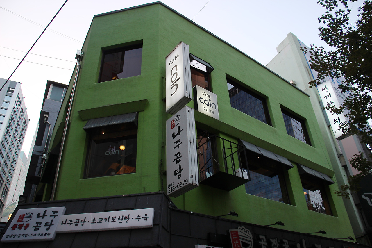 명동을 지키는 앤티크한 에너지, 카페 코인 下