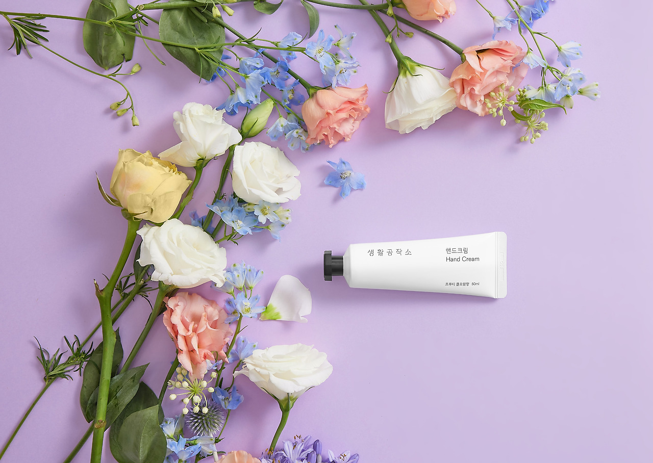 [생활공작소 보도자료] 생활공작소, 달콤한 프루티플루럴 향 담은 순한 약산성 핸드크림 출시 20230728.jpg