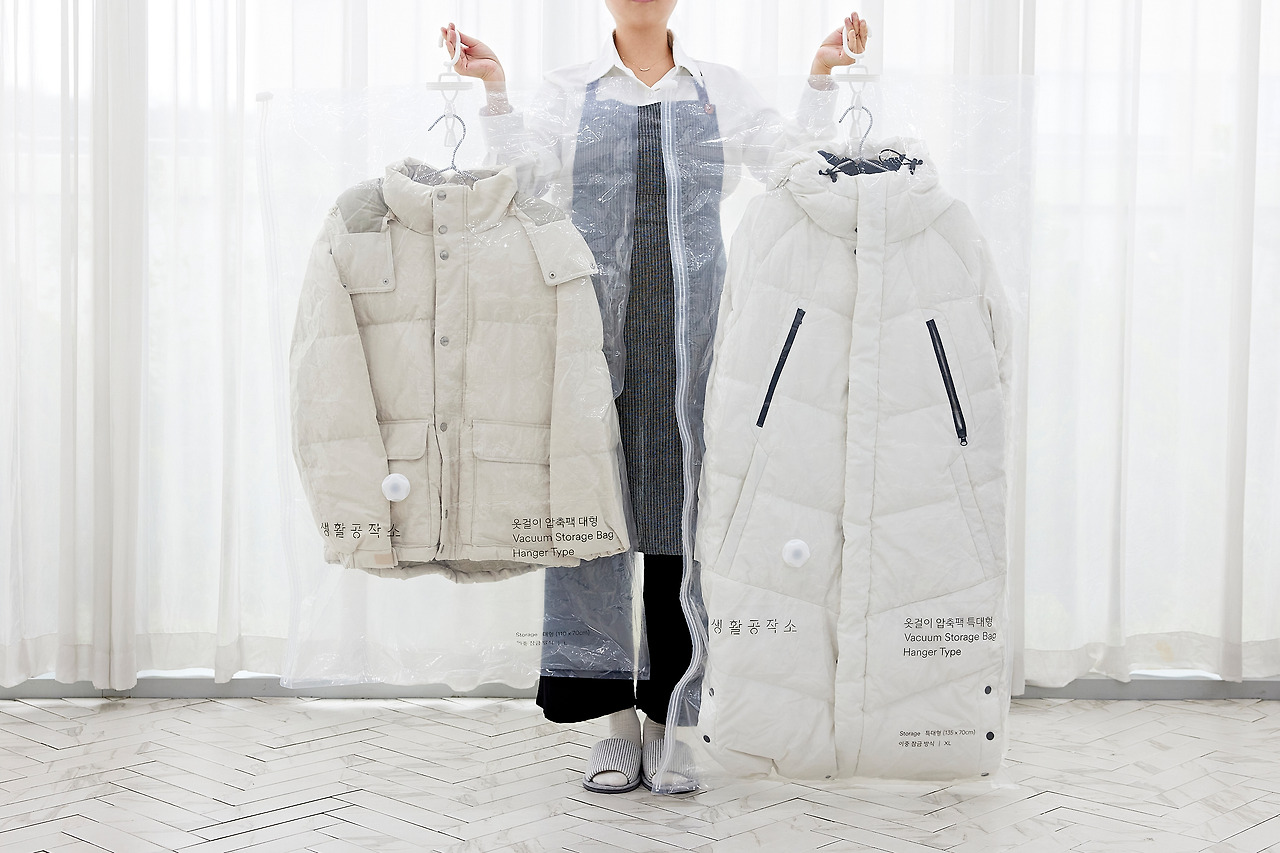[생활공작소 보도자료] 생활공작소, 옷걸이에 걸어 보관 가능한 옷걸이 압축팩 출시 231006.jpg