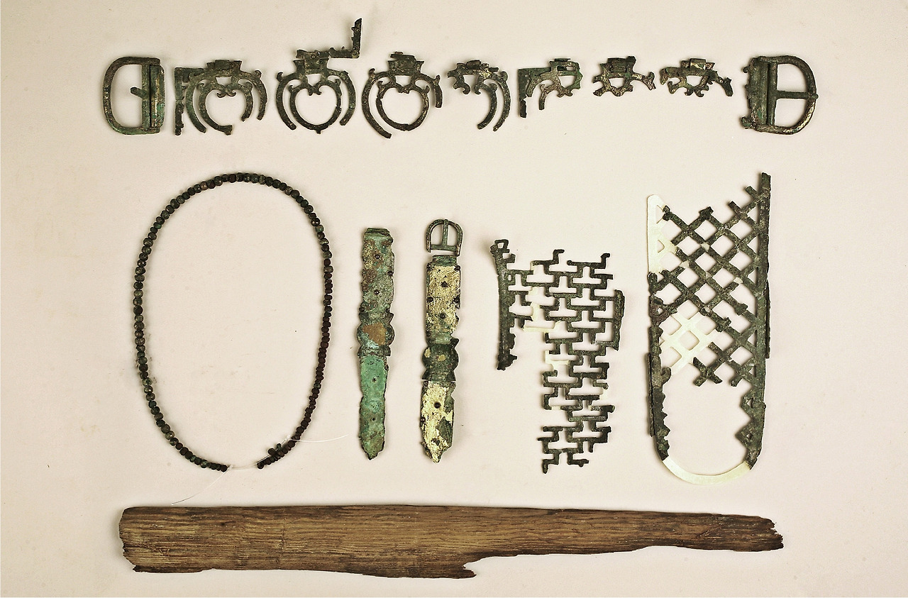 4-1 나성리 유적 내 토광묘에서 출토된 금동허리띠와 목걸이, 금동신발. 이홍종 교수 제공.jpg