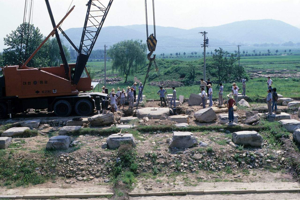 8-1 1978년 7월 28일 무게가 30t에 이르는 황룡사지 목탑 터 심초석을 당시 포항제철에서 빌린 크레인으로 끌어올리고 있다. 국립경주문화재연구소 제공.jpg