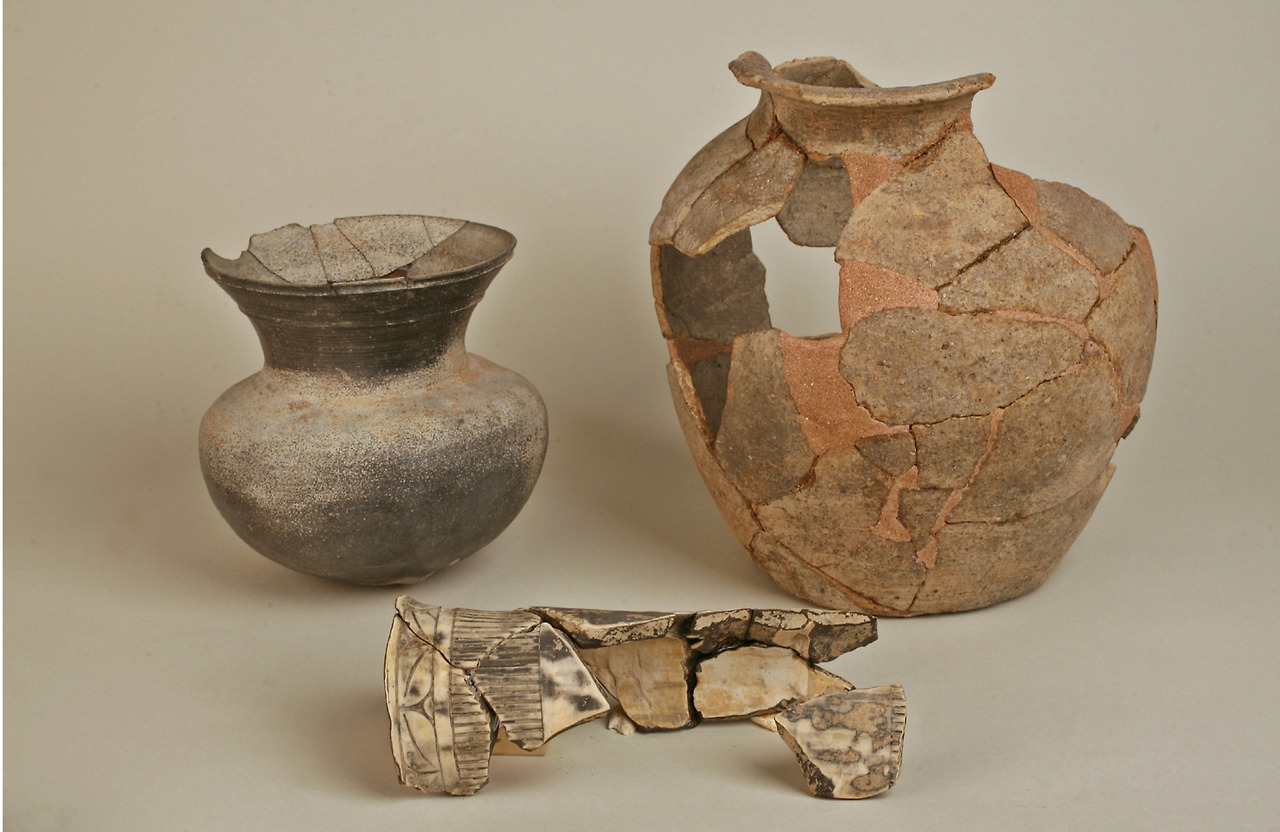 나성리유적 외래유물(좌상-가야토기, 우상-고구려토기, 하-토제장고).jpg