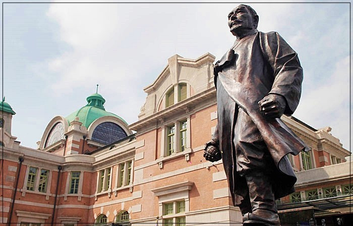 서울역 광장에 강우규 의사 동상.jpg