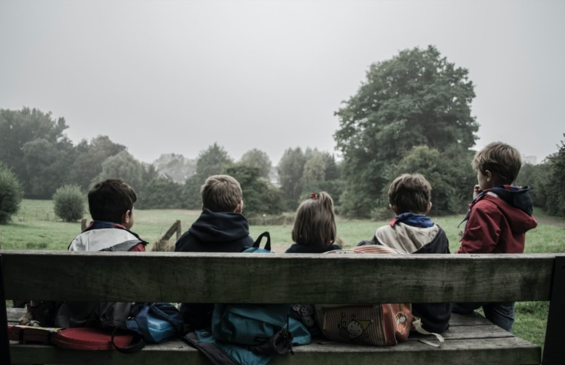 벤치 아이들.jpg