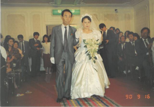 외할아버지의 손을 잡고 결혼식장에 들어서는 엄마.jpg