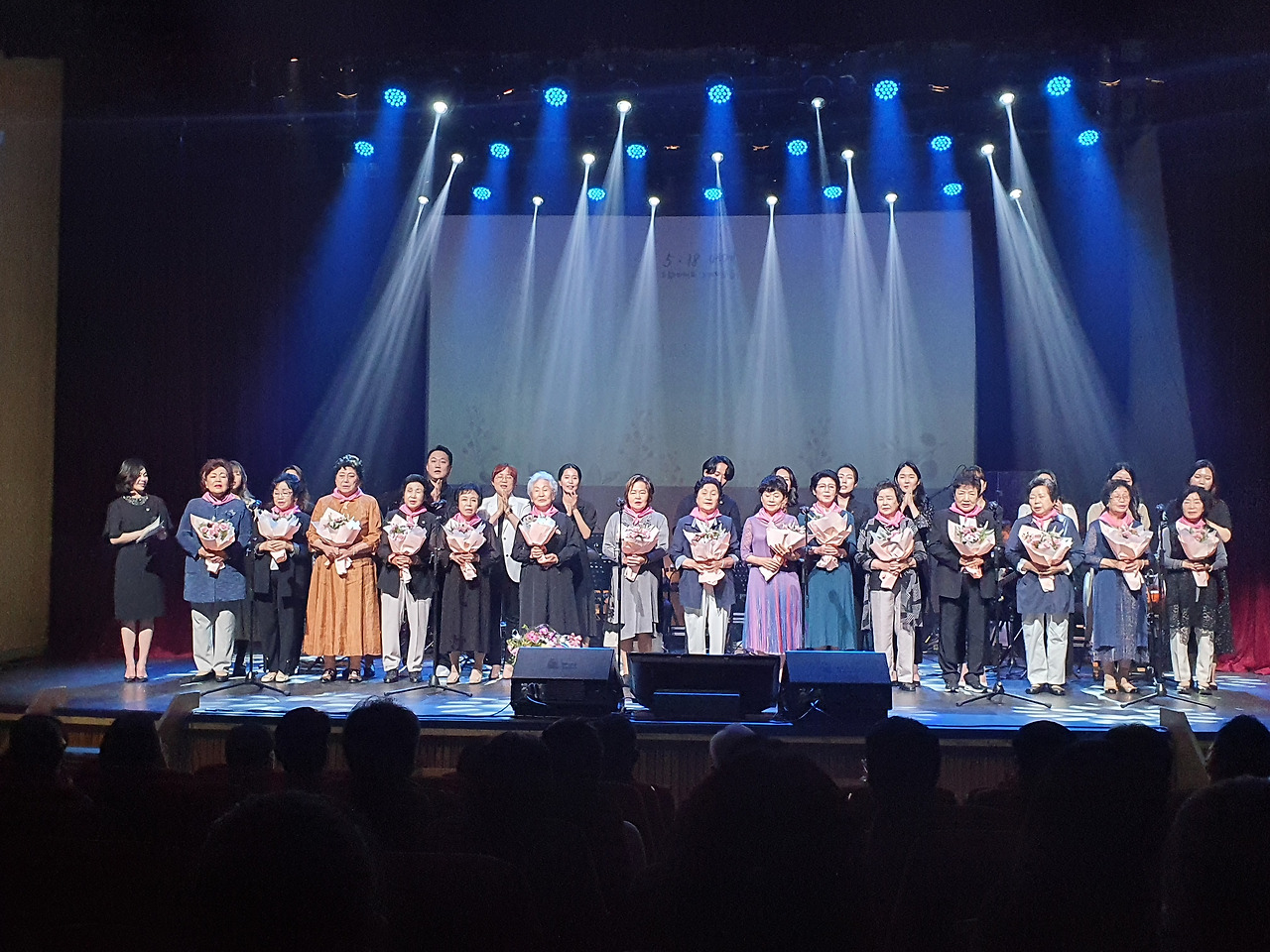 오월어머니의 노래 합창.jpg