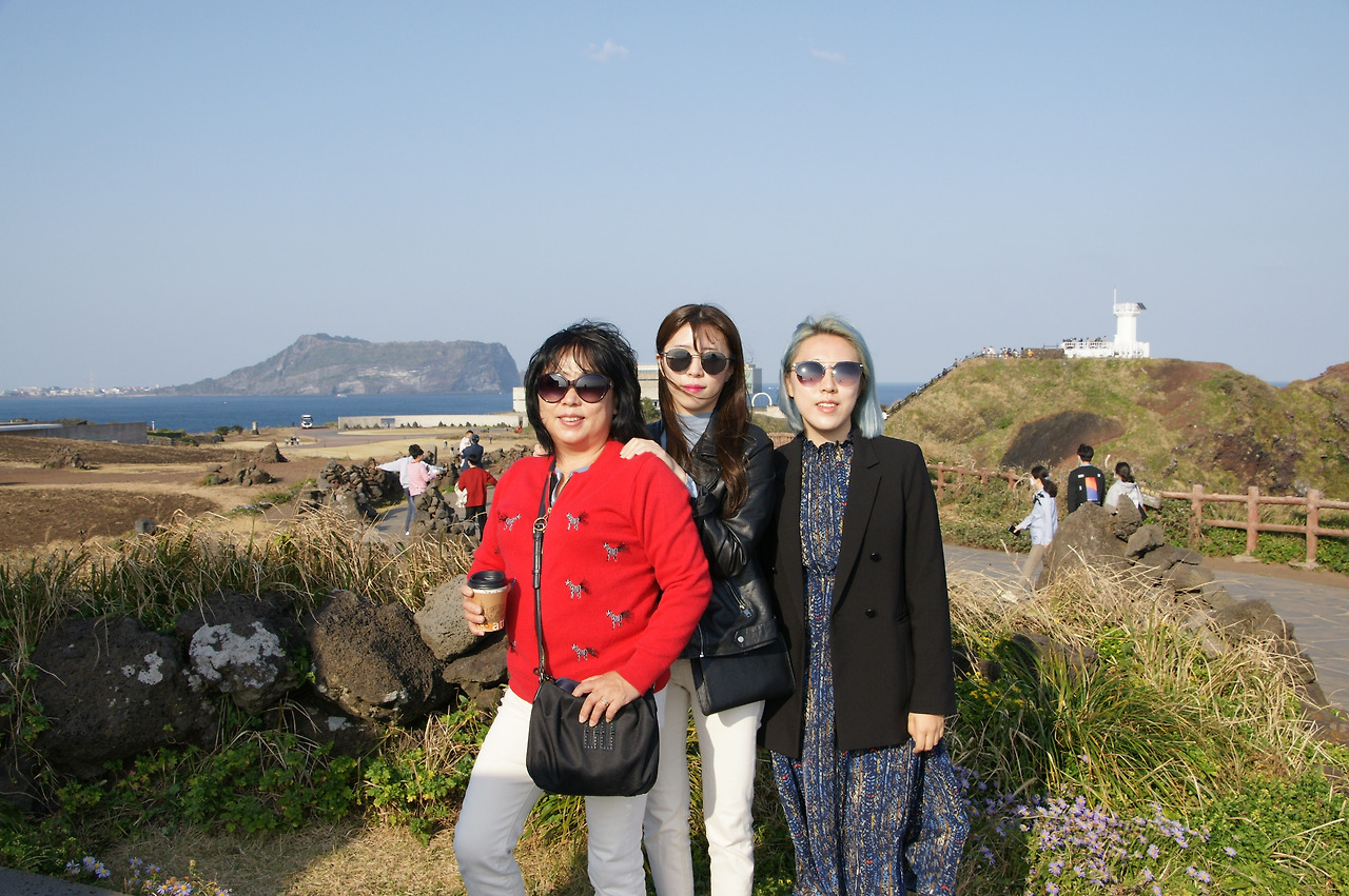 홍 여사와 두 딸들.jpg