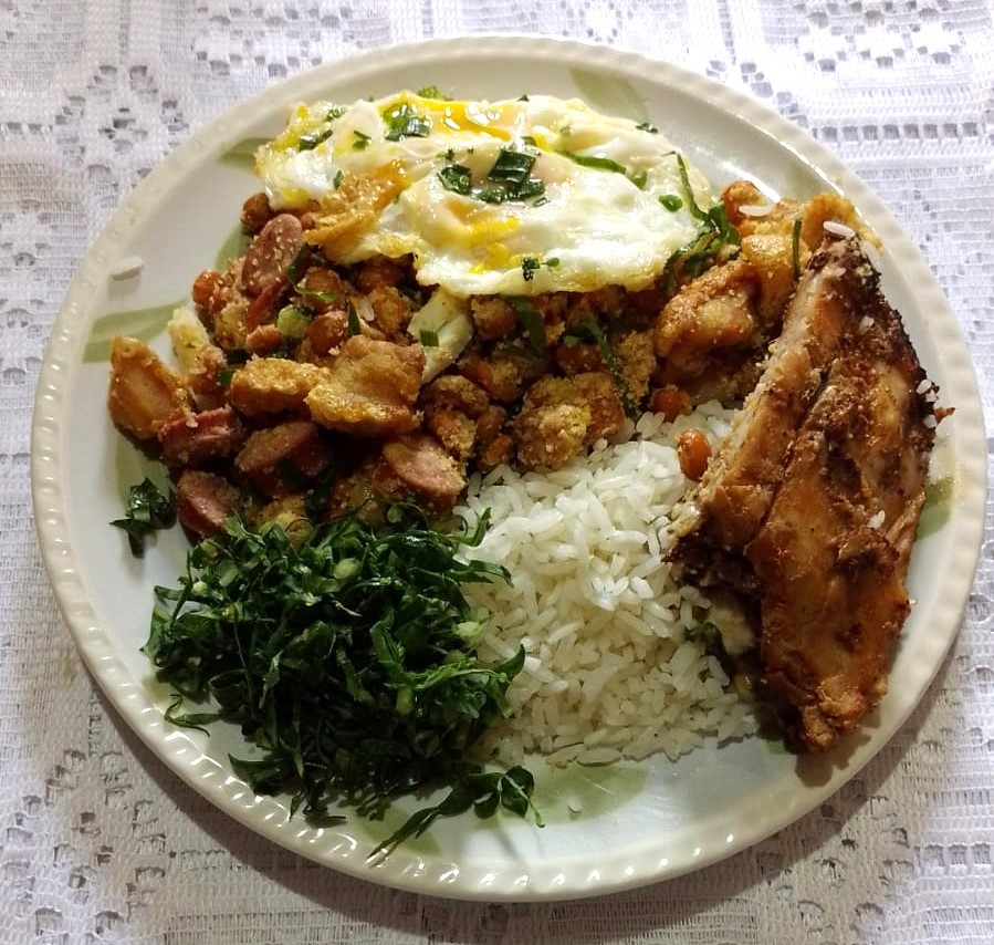 Feijao_Tropeiro_and_side_dishes.jpg
