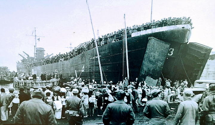 피란민을 태운 배.jpg