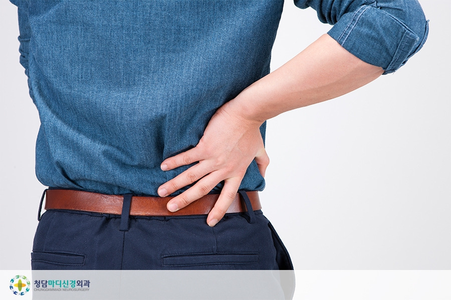 허리가 뻐근한 증상.jpg