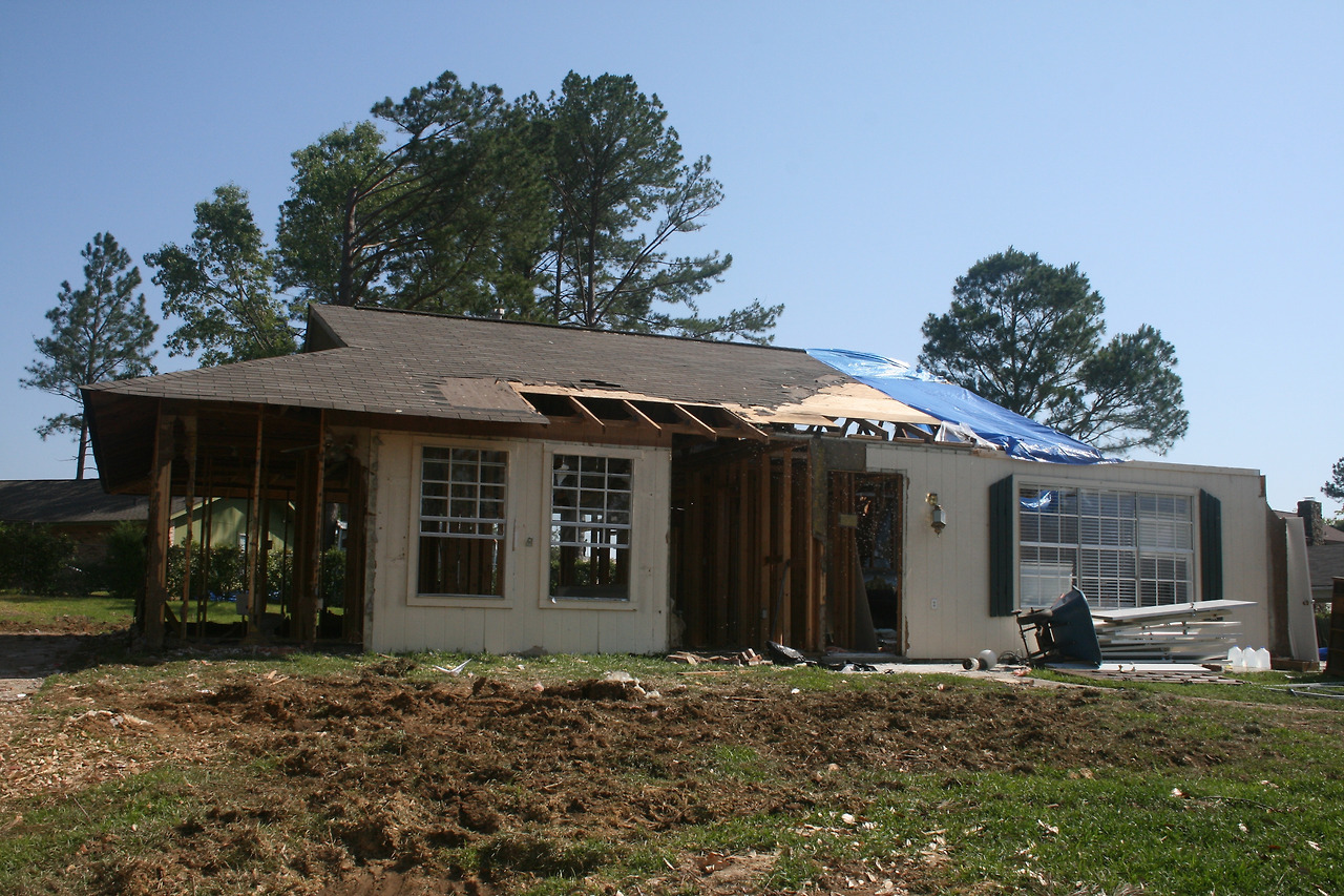 오클라호마 토네이도가 할퀴고 간 집.jpg