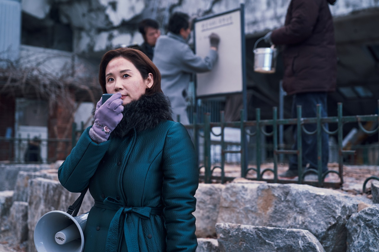 콘크리트 유토피아 스틸 9.jpg