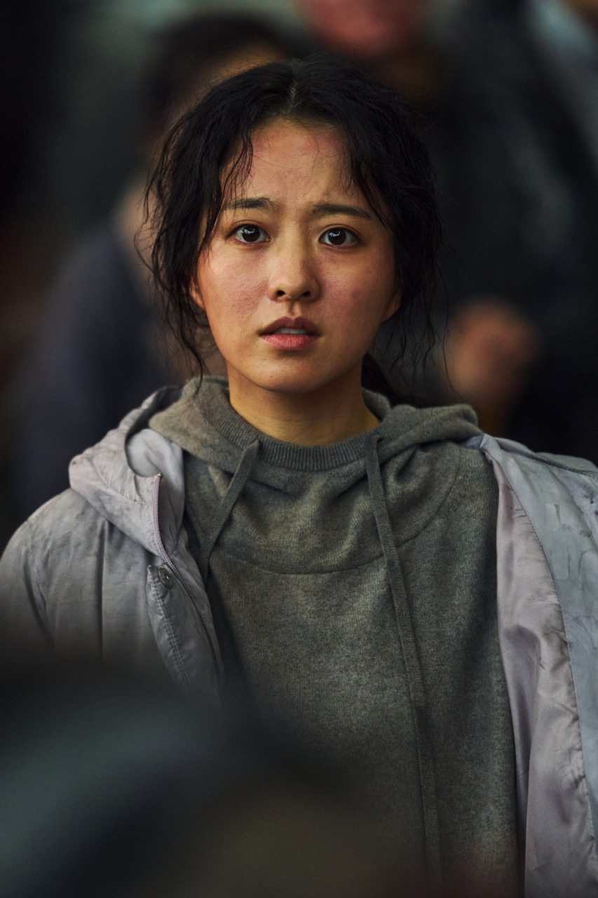 콘크리트 유토피아 스틸 8.jpg