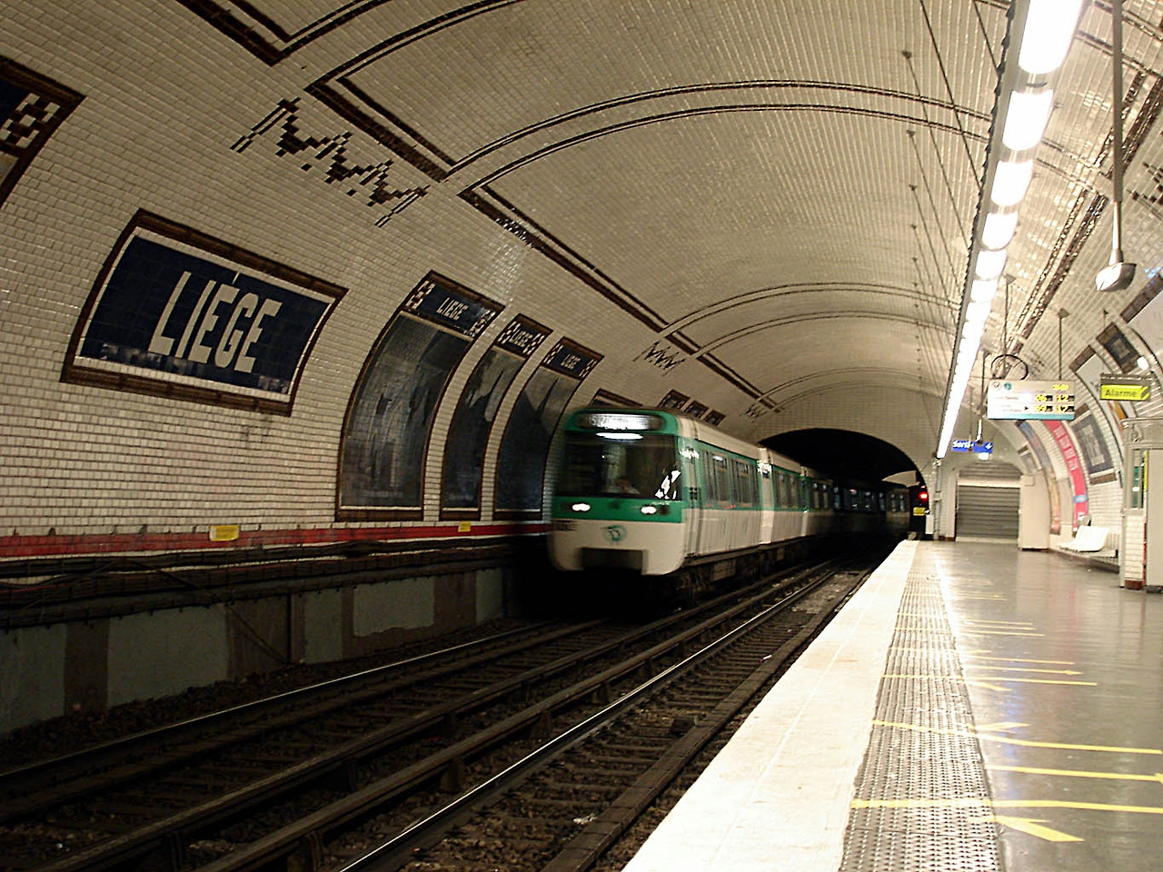 Metro_de_Paris_-_Ligne_13_-_station_Liege_02.jpg