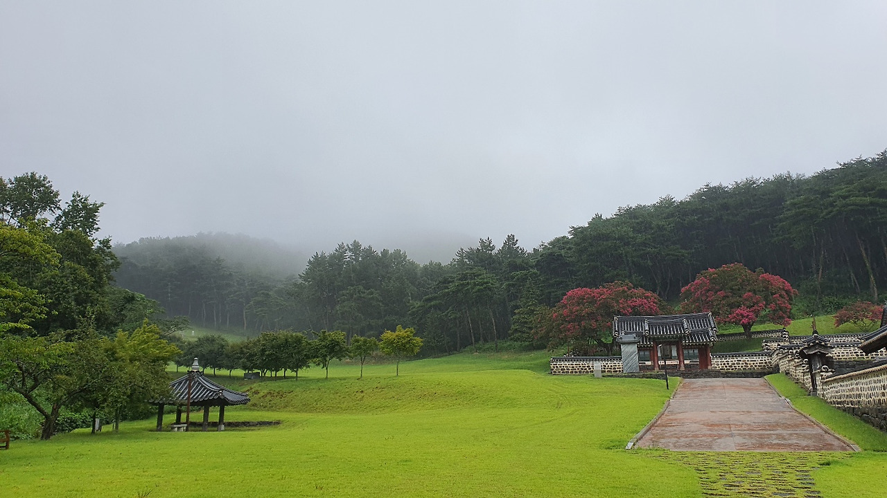 문헌서원 진수당으로 들어가는 길.jpg