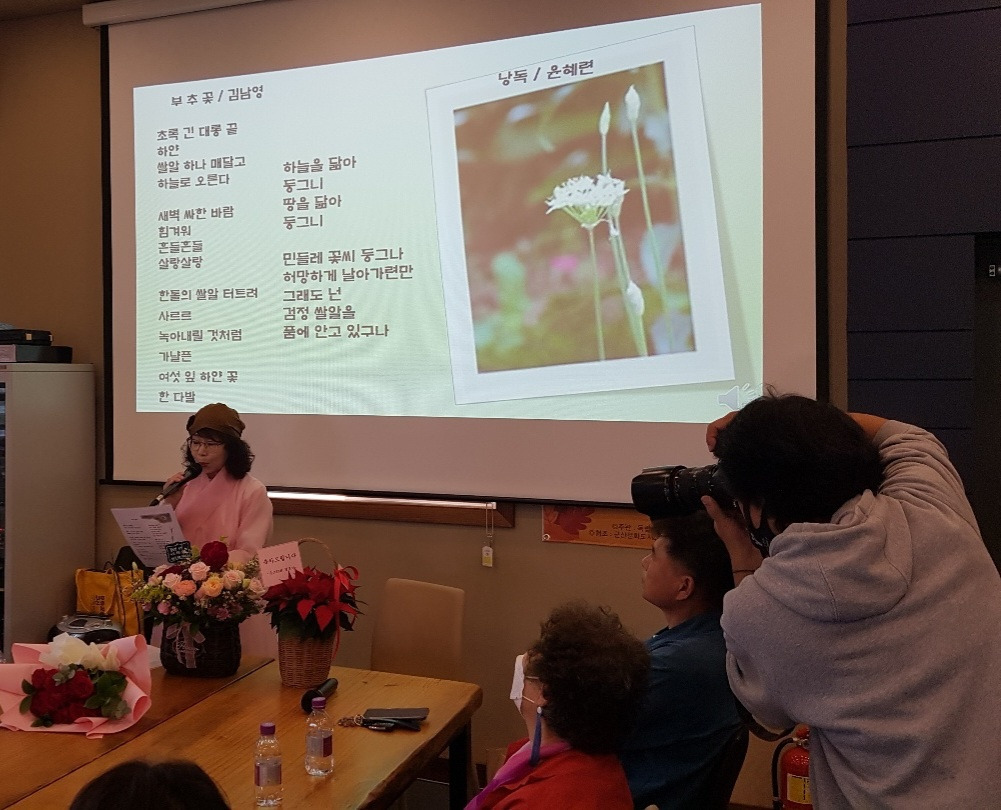출간회낭송1.jpg