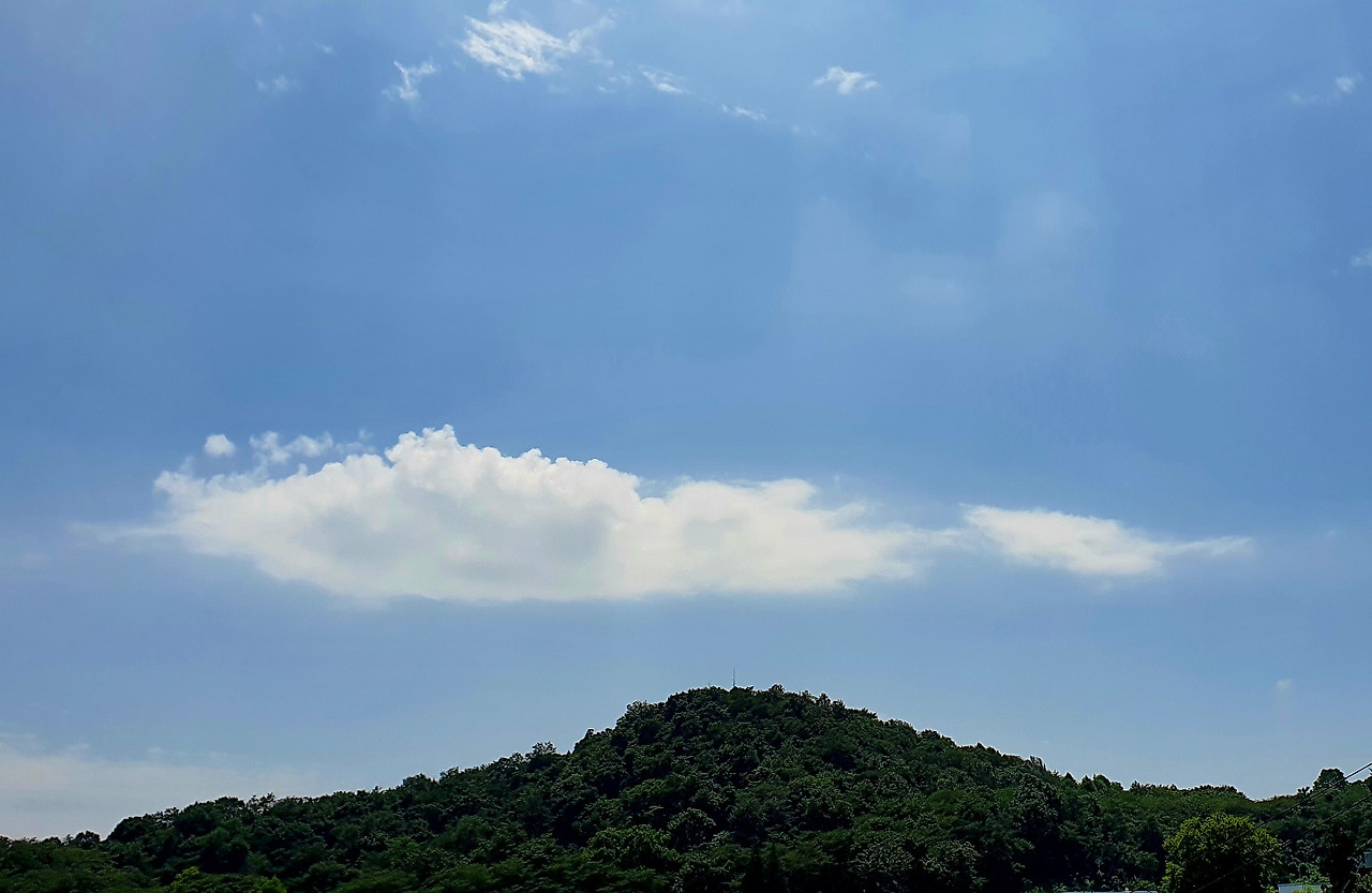 8.18 이생진 구름.jpg