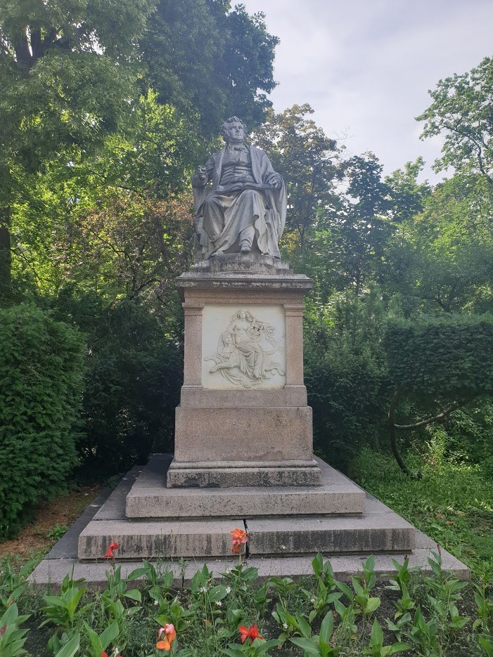 슈타트 파크_슈베르트 동상.jpg