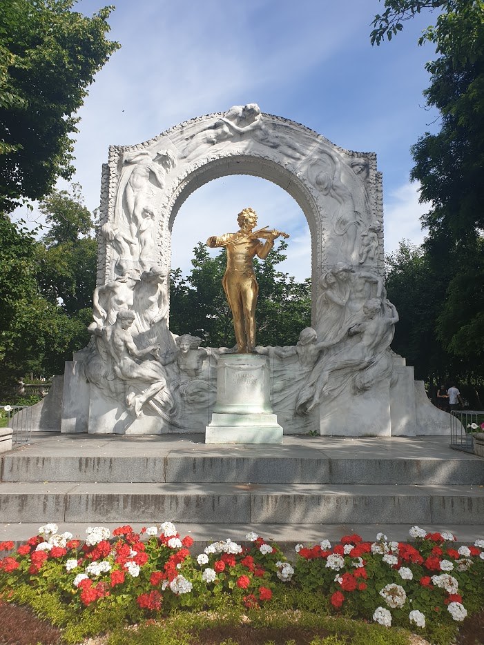 슈타트 파크_요한 슈트라우스 2세 동상.jpg