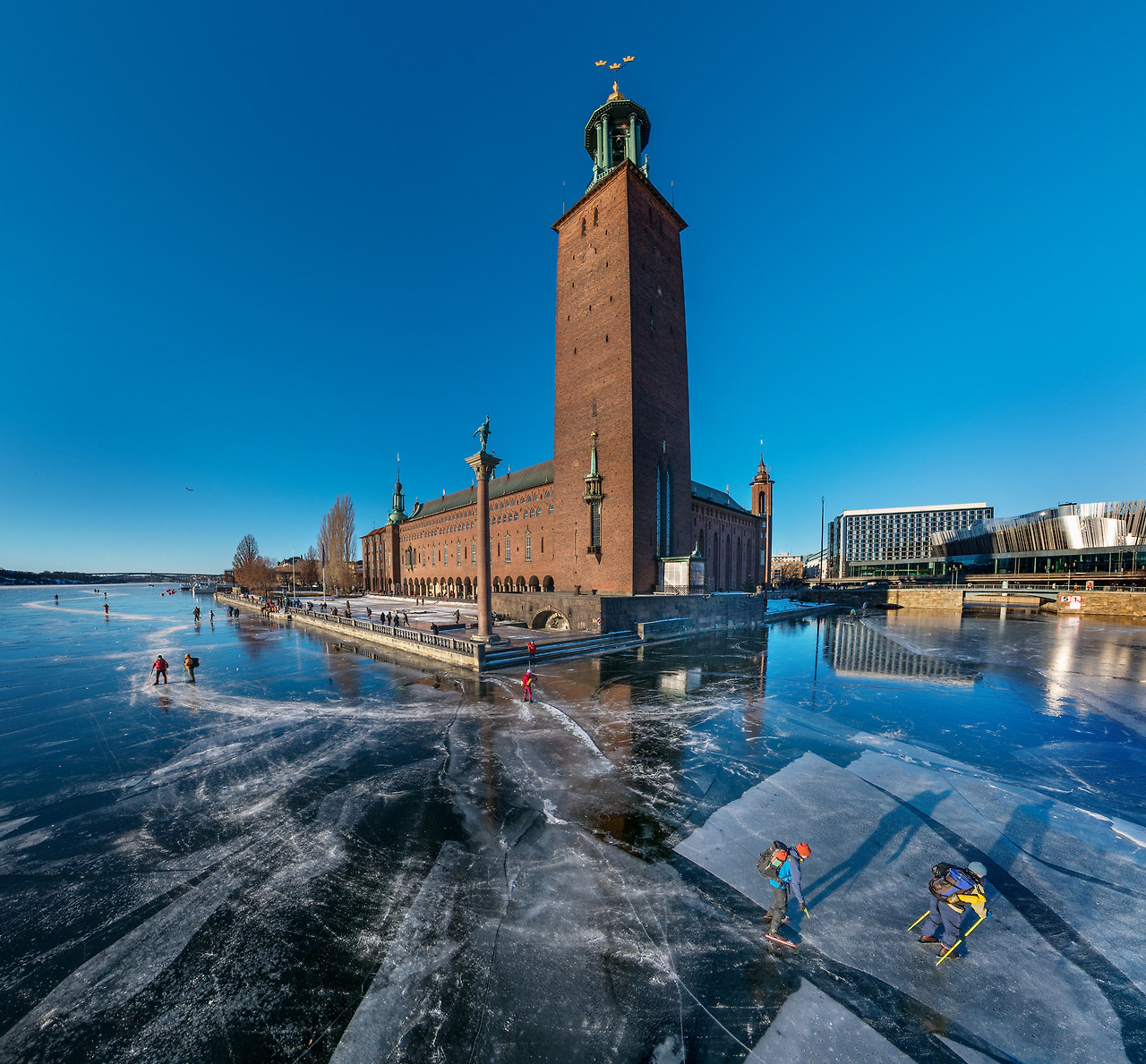 jann_lipka-ice_skating_around_stockholm_city_hall-6883.jpg