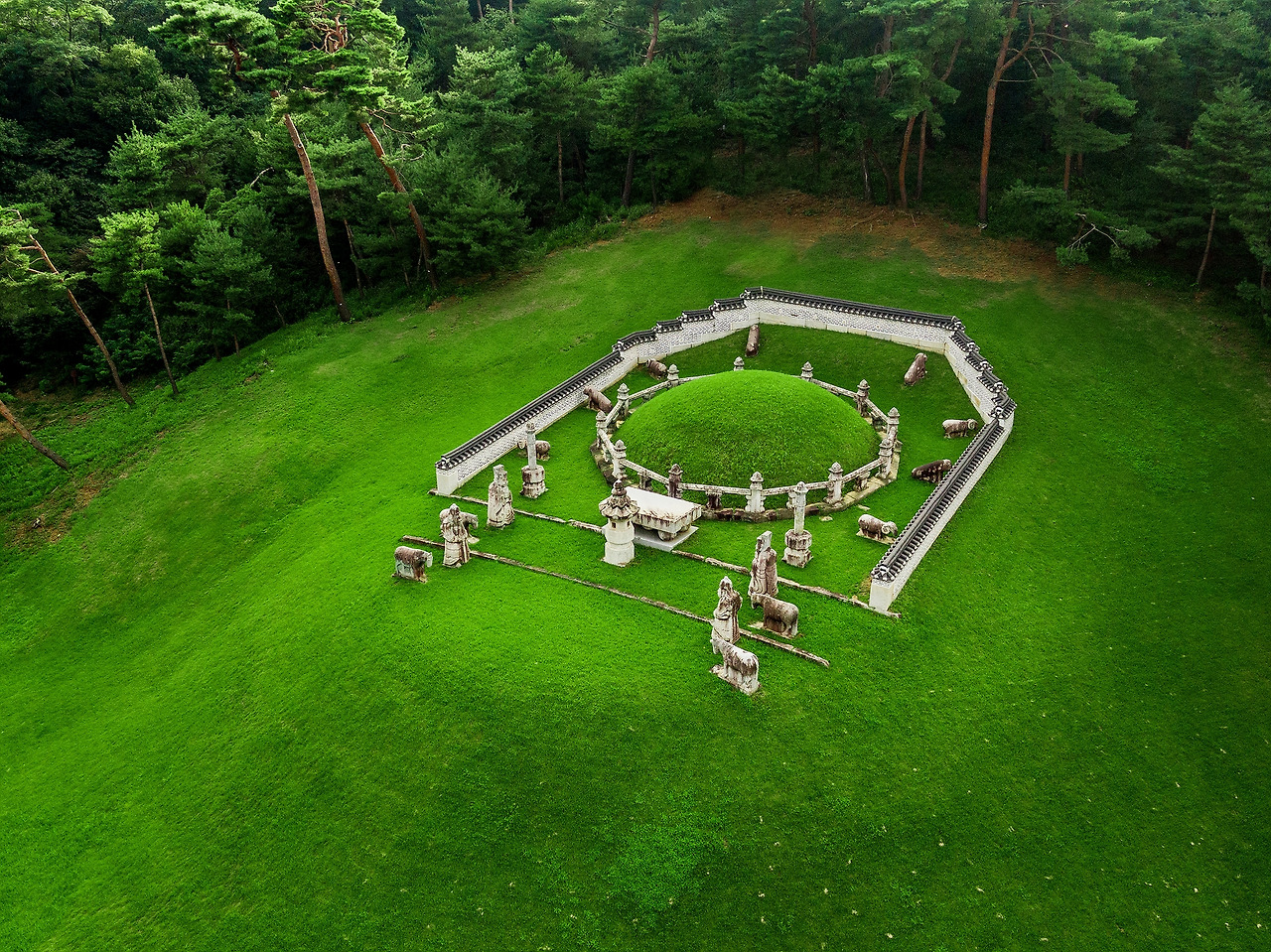 동구릉_휘릉_능침 전경(궁능유적본부).jpg