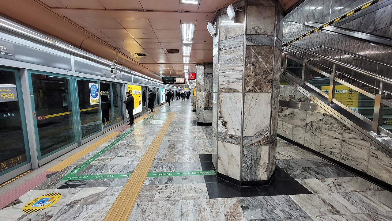 고속터미널역 사진4.jpg