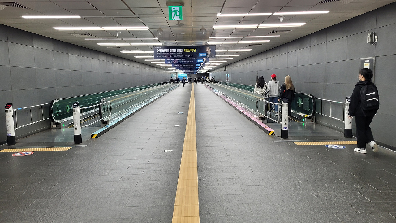 홍대입구역 사진3.jpg