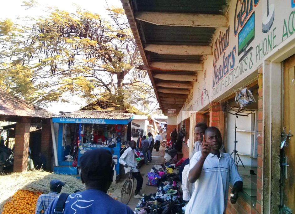 좀바 시장에서 사진찍는 나를 뭐라고 하는 상인.jpg