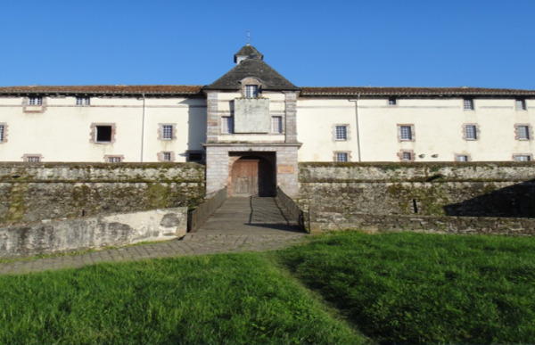 멘디구렌 성채.jpg