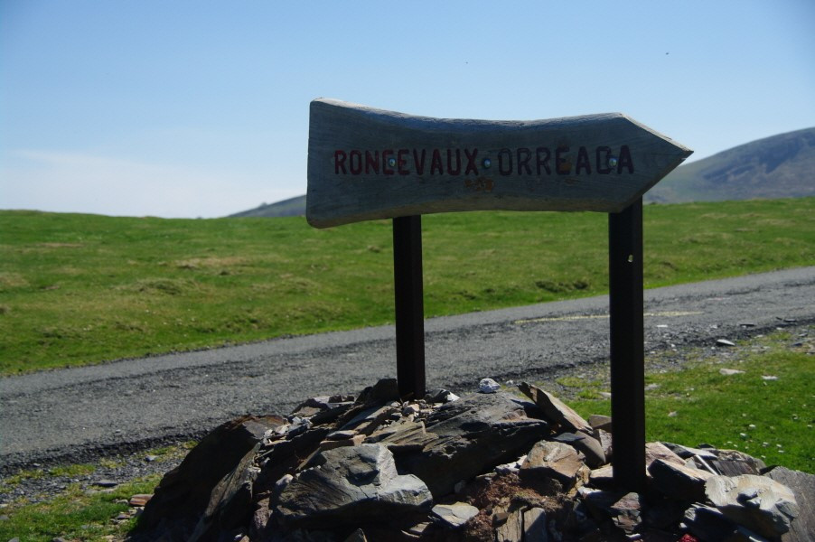 론세스바에서 표지판.jpg