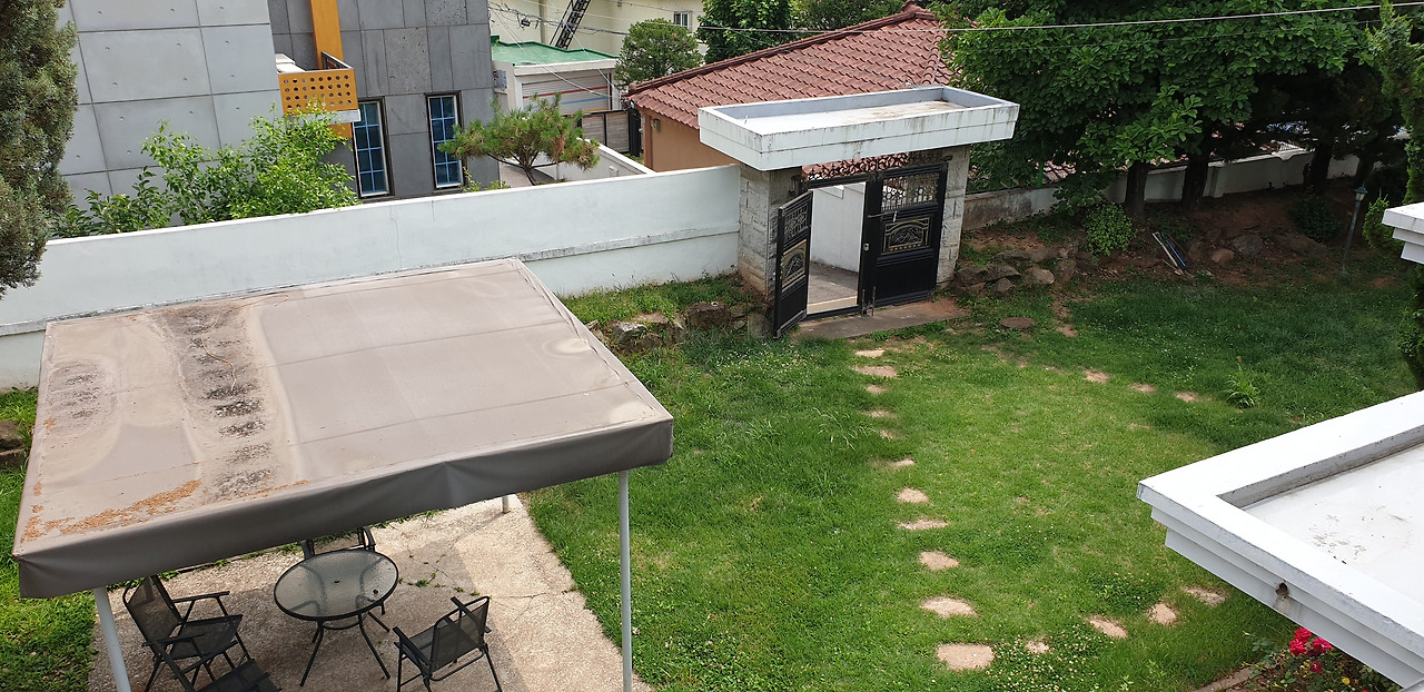 연희동 구석 집 마당.jpg