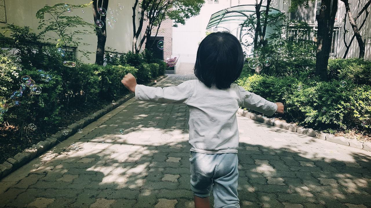 인규 뒷모습 비누방울.jpg