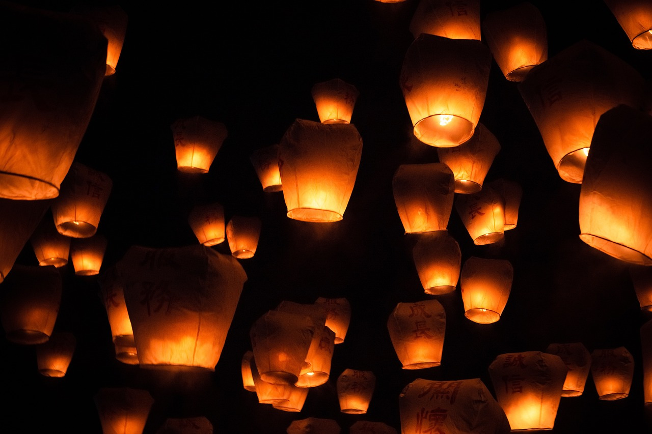 sky-lantern-4959935_1280.jpg