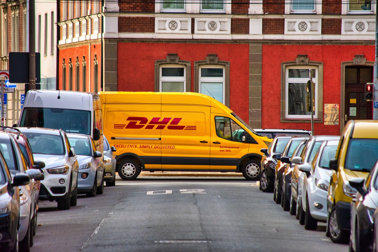 dhl-5739205_1280.jpg