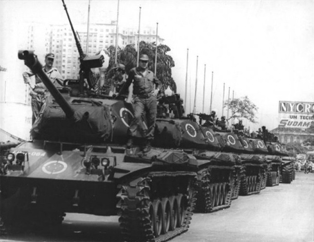 Tanques_ocupam_a_Avenida_Presidente_Vargas,_1968-04-04.jpg