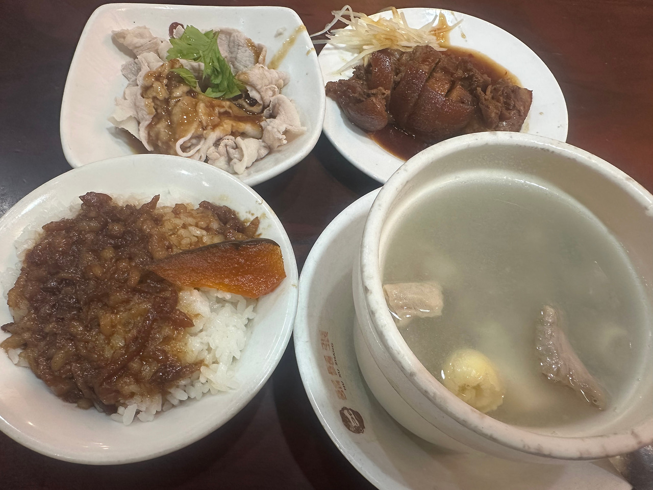 루러우판과 음식들.jpg