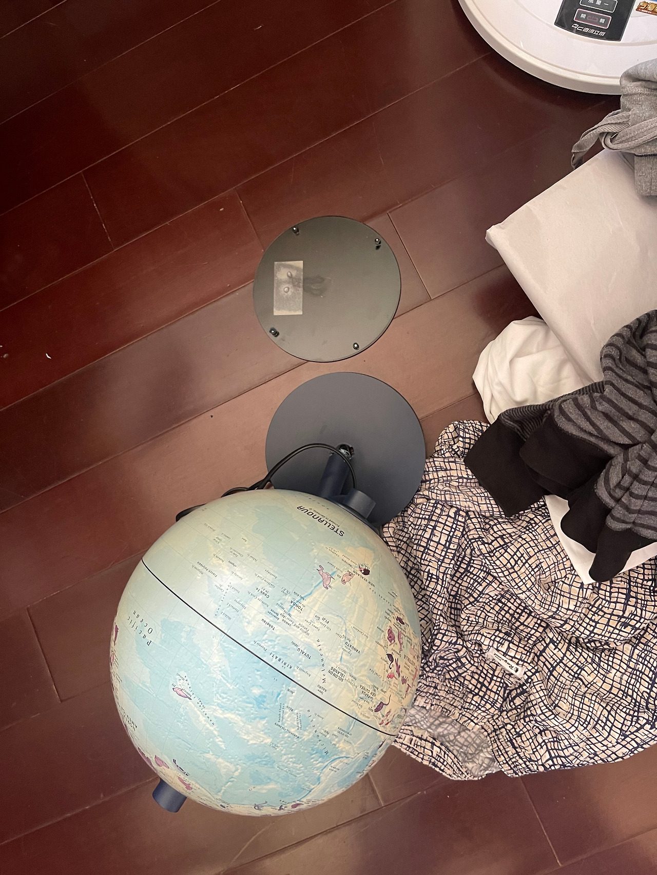 부서진 지구본과 옷가지들.jpg
