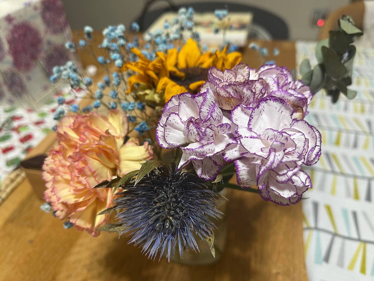 화병에 꽂아놓은 꽃다발.jpg