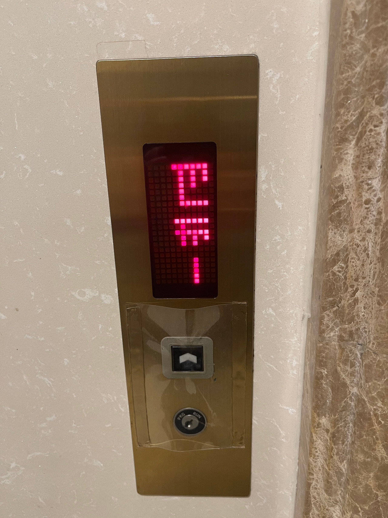 멈춰있는 엘리베이터.jpg