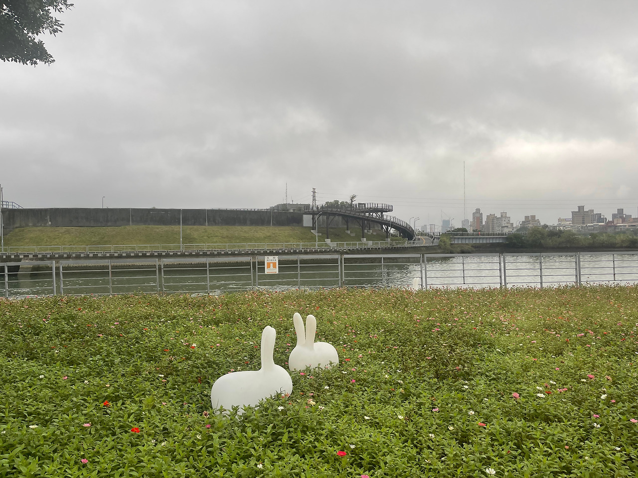 지롱강변 장식.jpg