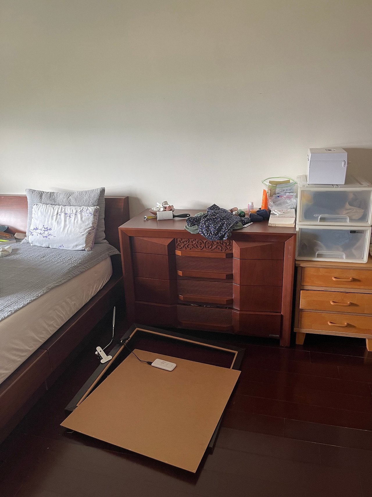 떨어져 있는 화장대 거울.jpg