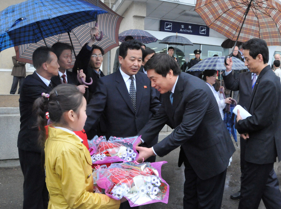 2010.4.12 공항에서 화환받고 있는 祝善忠.jpg