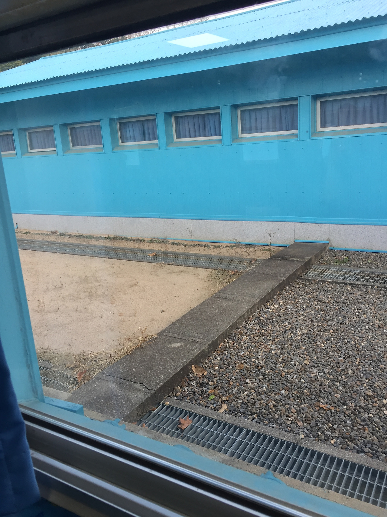 공동경비구역안의 남북 경계석.jpg