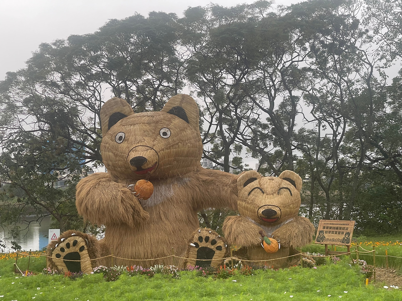 지롱강변 곰돌이 장식.jpg