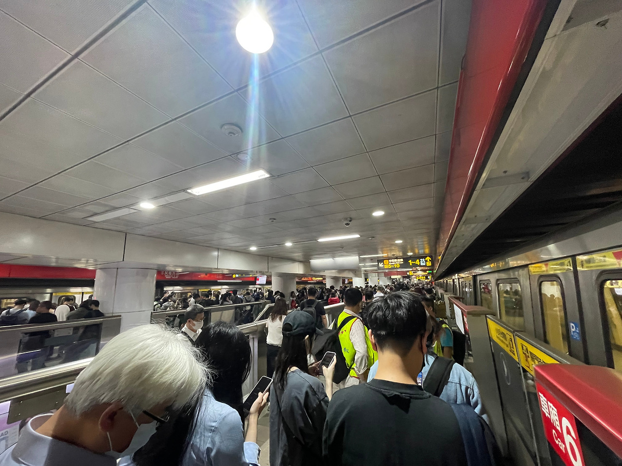 지하철 플랫폼의 대만 사람들.jpg