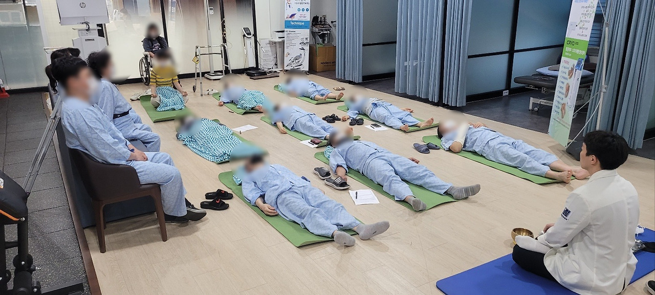 모자이크 2 명상수업중.jpg