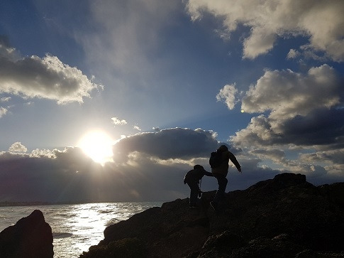 손잡고 오르기.jpg